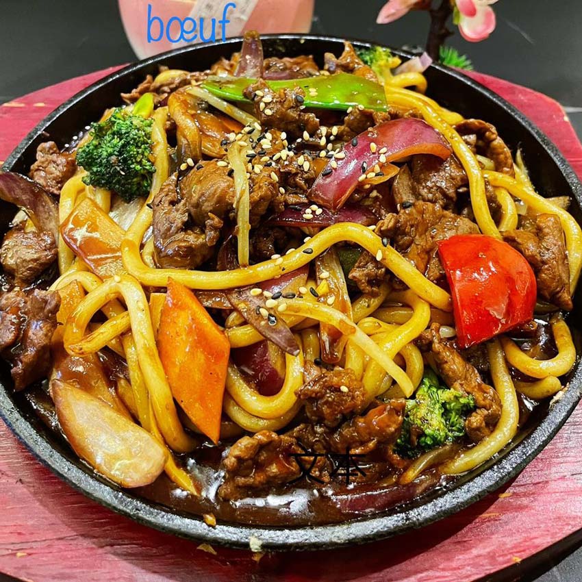 Teppanyaki udon de bœuf